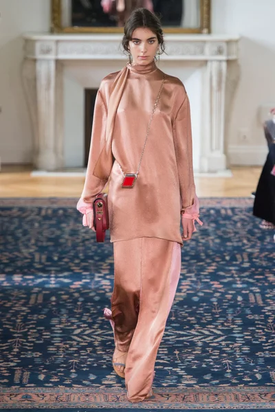 Look 18